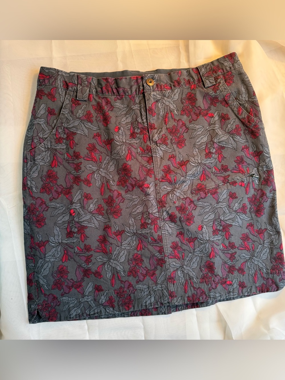 Duluth Trading Co Gray Skort with Red Floral Pattern Size 14